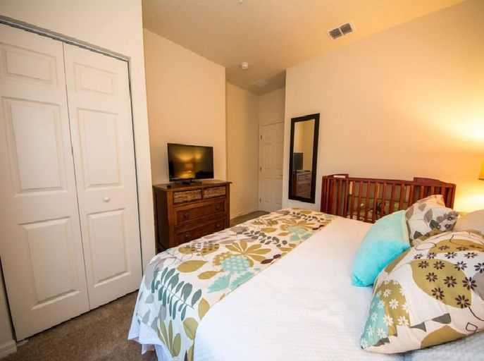 Room 4, Disney 3BR Townhome w/ Pool & Mickey Theme, Osceola