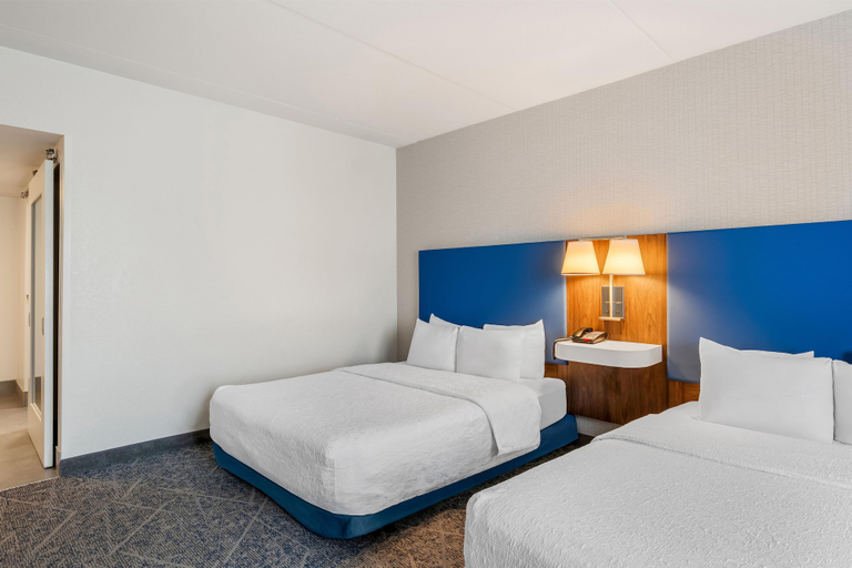 Bedroom 4, Hampton Inn & Suites Charlotte Airport, Mecklenburg