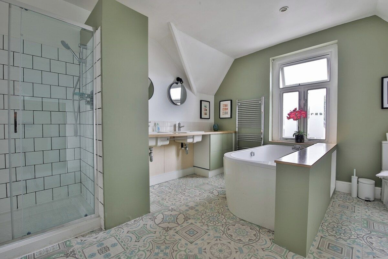 Bathroom 2, 4 Bed House with Pool Table & Parking, Cardiff