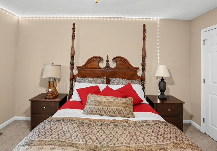 Room 5, Comfy Family Basecamp Vine Grove 3 Bedroom Home, Hardin