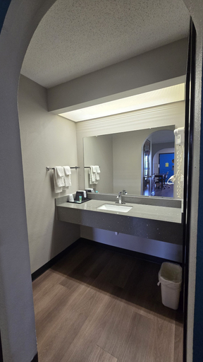 Bathroom 4, Gateway Inn and Suites, Montgomery