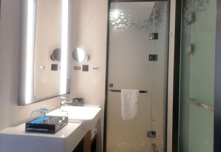 Bathroom 3, Hampton by Hilton Foshan Jun'an, Foshan