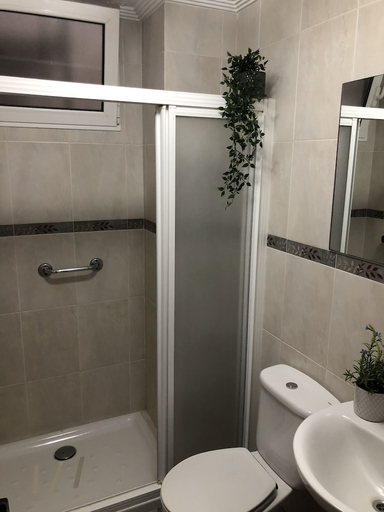 Bathroom 3, Pensión Arias, Vizcaya