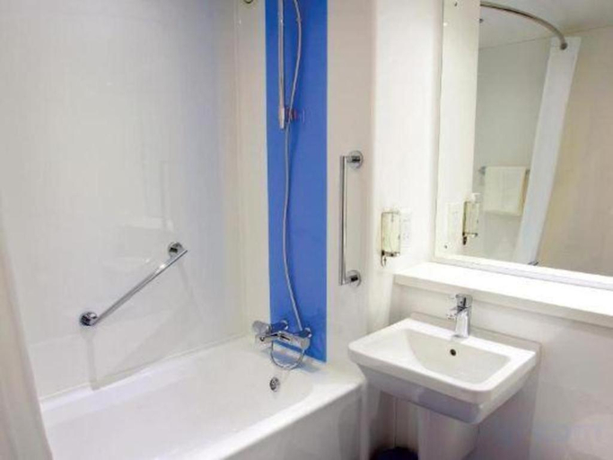 Bathroom 5, Travelodge Kettering Thrapston, Northamptonshire