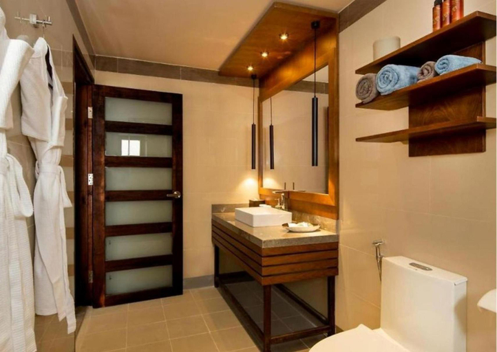 Bathroom 5, HA Ocean Front Hotel and Apartment, Da Nang