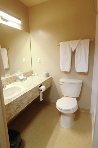 Bathroom 2, Keystone Motor Inn, a Travelodge by Wyndham, Division No. 7