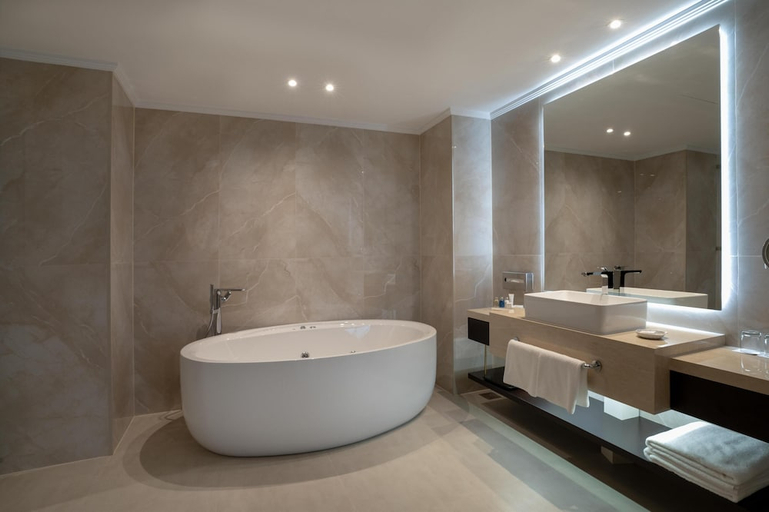 Bathroom 4, The Diplomat Radisson BLU Hotel, Residence & Spa, Manama