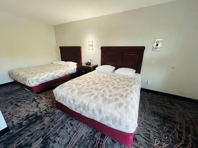 Bedroom 2, Economy Inn, Multnomah