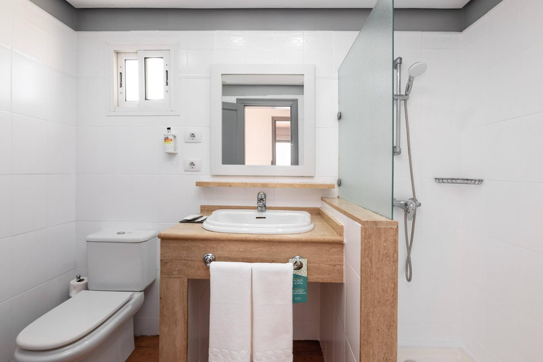 Bathroom 4, Sol Barbacan, Las Palmas