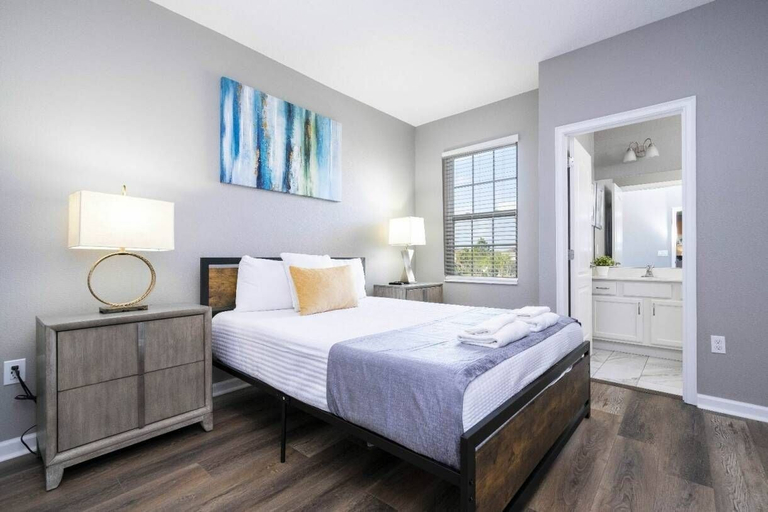 Room 4, 12br Villa w/ Pool Solterra Resort Orlando, Polk