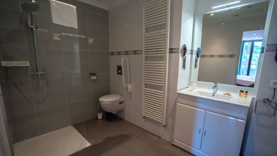 Bathroom 3, Le grand hôtel Molière, Hérault