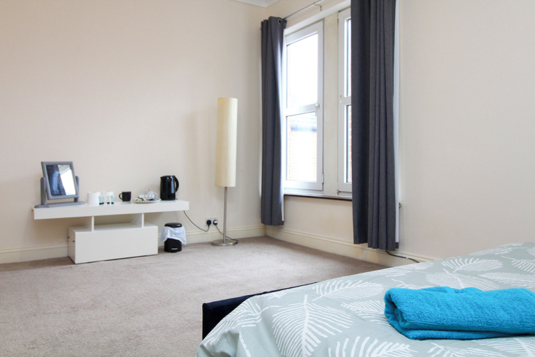 Bedroom 2, Darwin road guest house room 3, Southampton