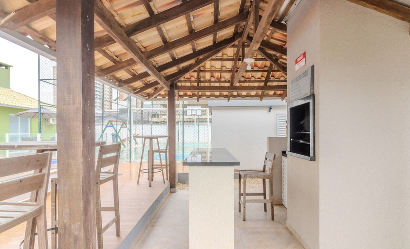 Outdoor dining, Apt w/ BBQ & Balcony, 400m From the Beach Leaa0506, Piçarras