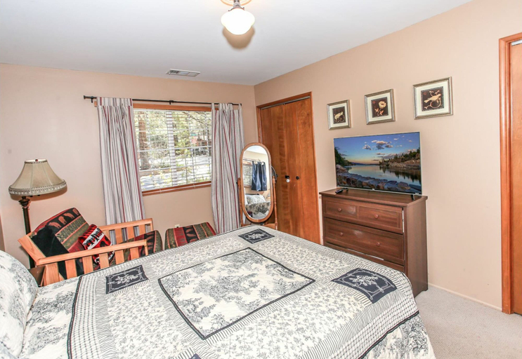 Bedroom 2, 3 Little Bears Cabin, San Bernardino