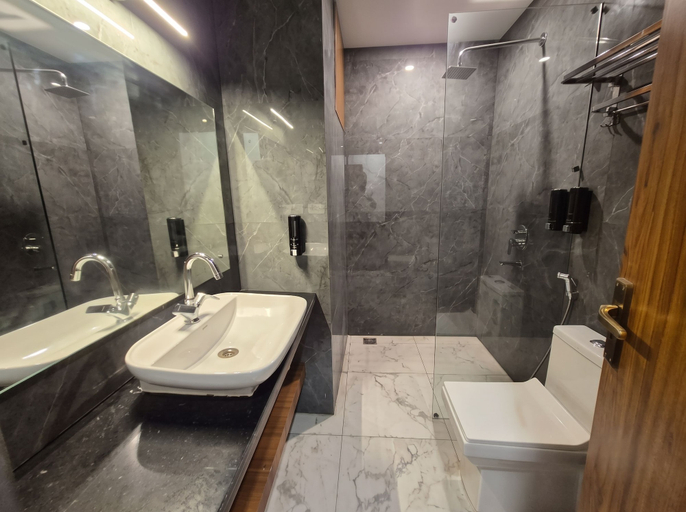Bathroom 5, OnlyStay Luxe House Agra, Agra