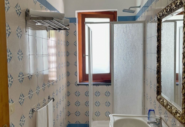 Bathroom 5, Villa Giovanna, Napoli