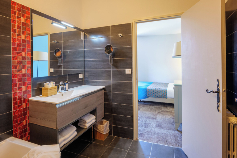 Bathroom 4, Hotel du Pont Vieux, au pied de la Cité Médiévale, Aude