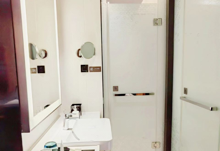 Bathroom 3, Hampton by Hilton (Nanjing South Railway Station), Nanjing