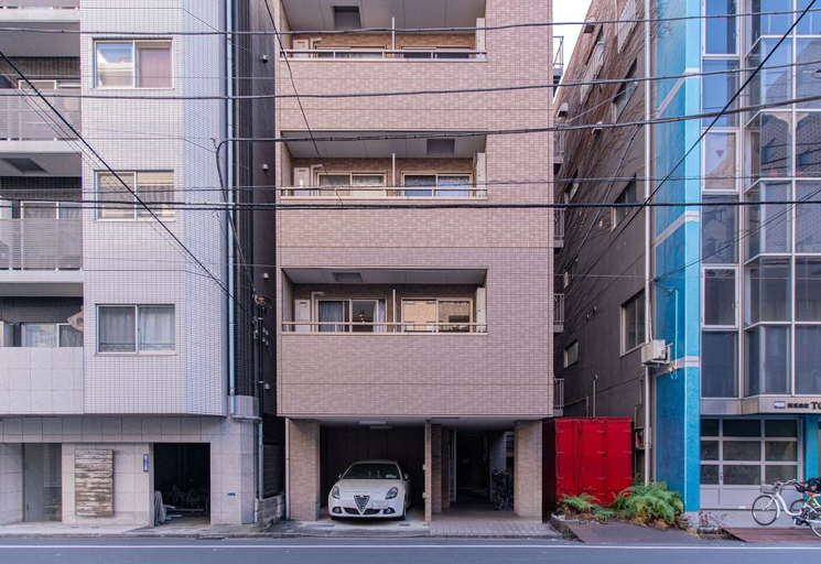 Exterior & Views