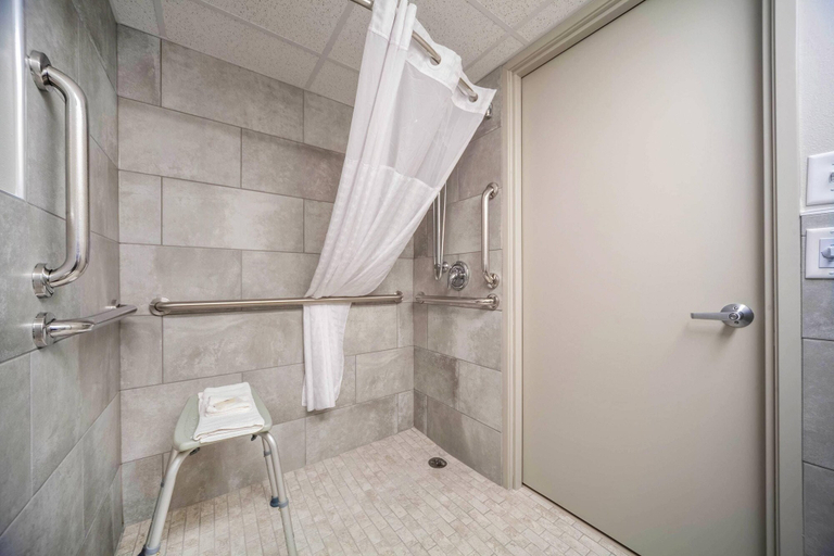 Bathroom 5, Suburban Studios I-80 Grand Island, Hall