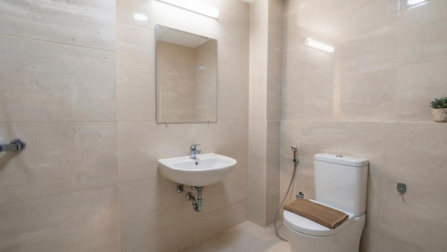 Bathroom 3, Apartement Springwood By LiviRooms Tangerang, Tangerang