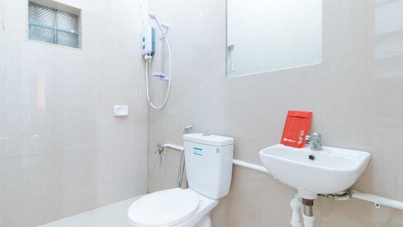 Bathroom 5, Reddoorz Plus Near Tambo Paranaque, Parañaque
