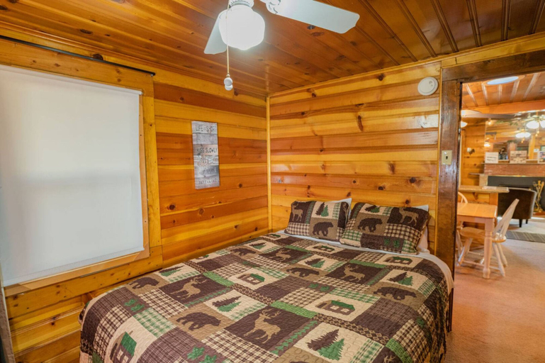 Bedroom 2, Pine Forest Cabin, San Bernardino