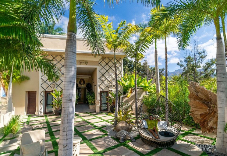 Exterior & Views