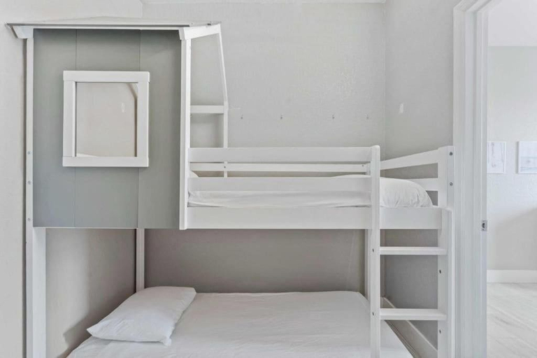 Room 4, Spacious 3BR Apartment at Vista Cay Resort, Orange