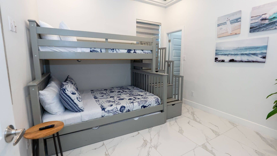 Room 4, Private Pool Entire 6br Duplex 6 Bedroom Townhouse, Cameron