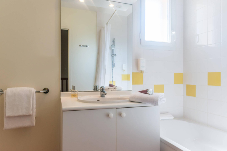 Bathroom 5, Comfort Aparthotel Nantes La Beaujoire, Loire-Atlantique