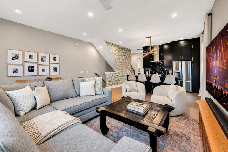 Room 5, Rooftop Deck Fire pit House - Nashville - Sleeps 12, Davidson
