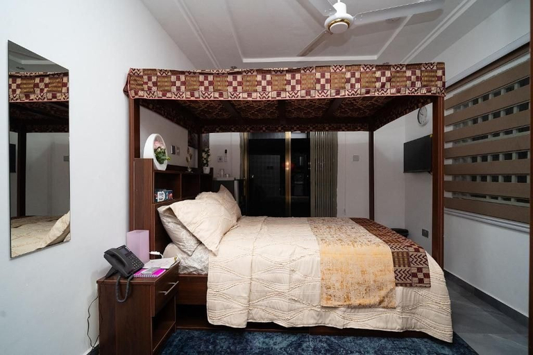 Room 5, Cherry Signature Condos, Tema