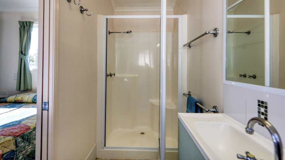 Bathroom, Gday Parks Emerald, Emerald