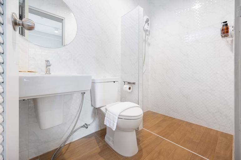 Bathroom 4, Hotel Wizpark Ratchada, Din Dang