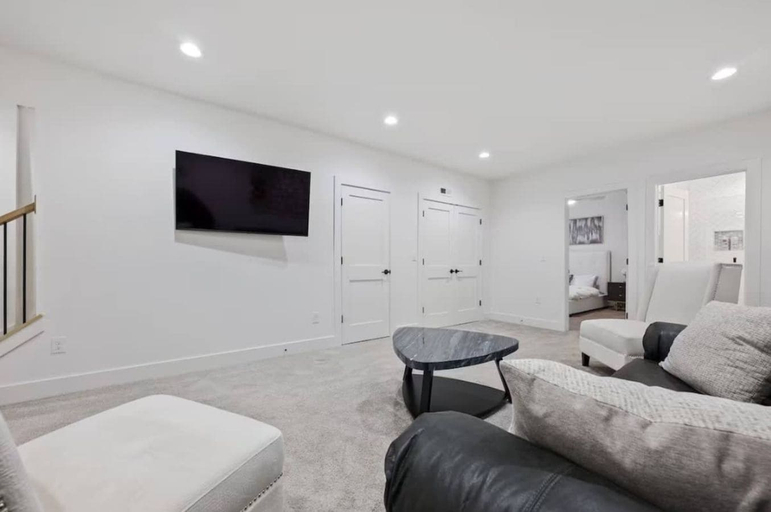 Living area 2, Jungle House Premier Residences – Downtown Columbus & Short North, Franklin