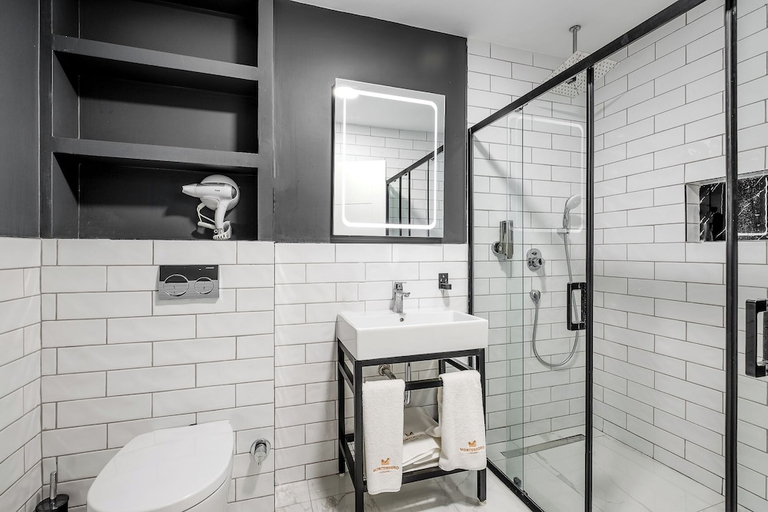 Bathroom 5, Montenegro Lodge