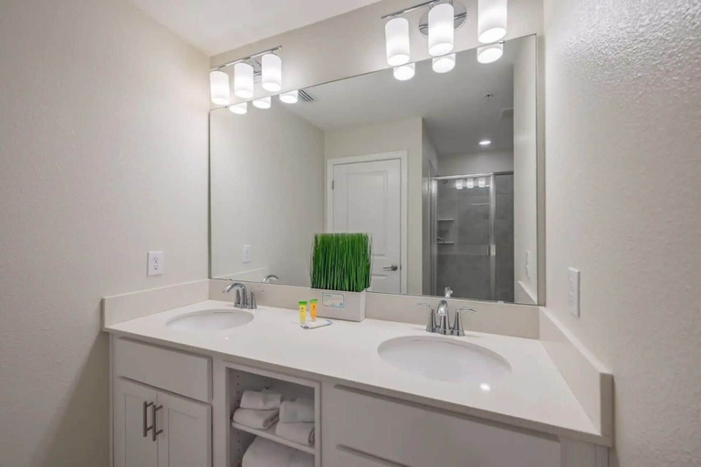 Bathroom 2, Cozy 2BR Condo 10 Min to Disney Pool, Osceola