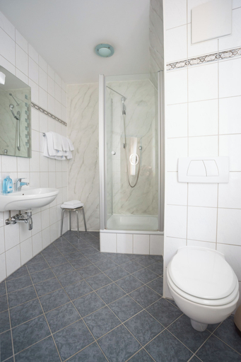 Bathroom 5, Hotel Drei Kreuz, Salzburg