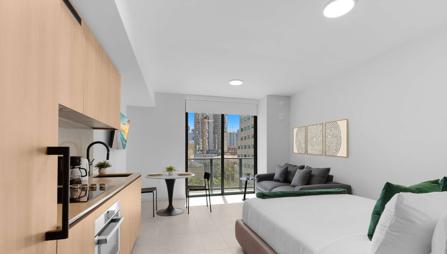Room 2, Elite Stay With Rooftop Vibes Studio, Miami-Dade