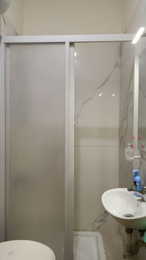 Bathroom 5, Prince Inn, Rome