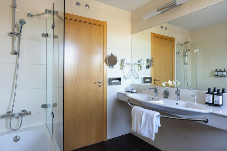 Bathroom 5, Parador de Puebla de Sanabria, Zamora