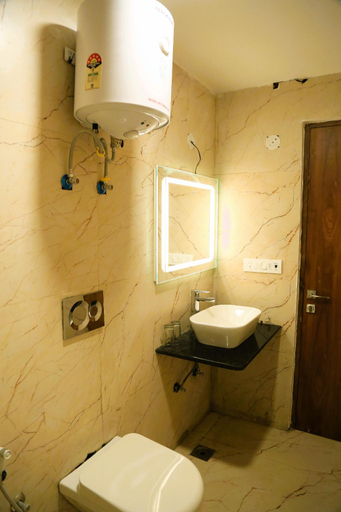 Bathroom 4, The Palm Aryan Mussoorie - 5 mins Walk to Mall Road, Dehradun