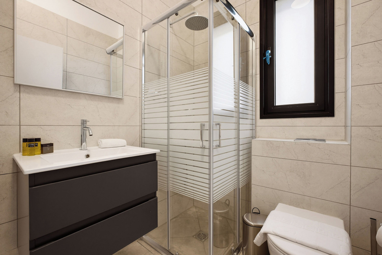 Bathroom 2, Spacious 4BR Luxury l Balcony & Mamad
