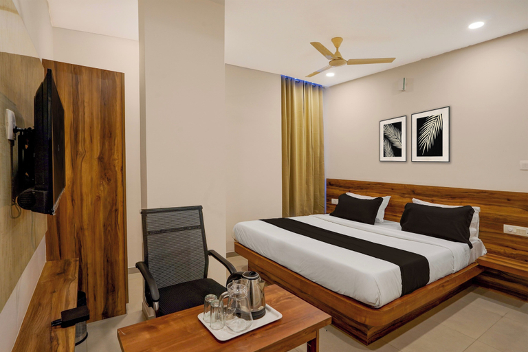 Room 5, Hotel O The Classic Crown, Bangalore