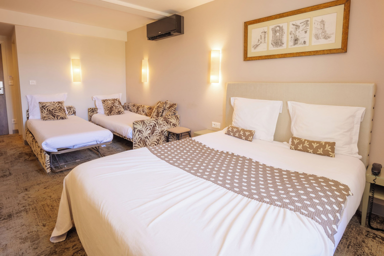 Bedroom 3, Hotel du Pont Vieux, au pied de la Cité Médiévale, Aude