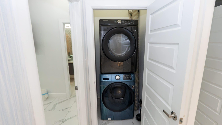 Interior 2, Private Pool Entire 6br Duplex 6 Bedroom Townhouse, Cameron