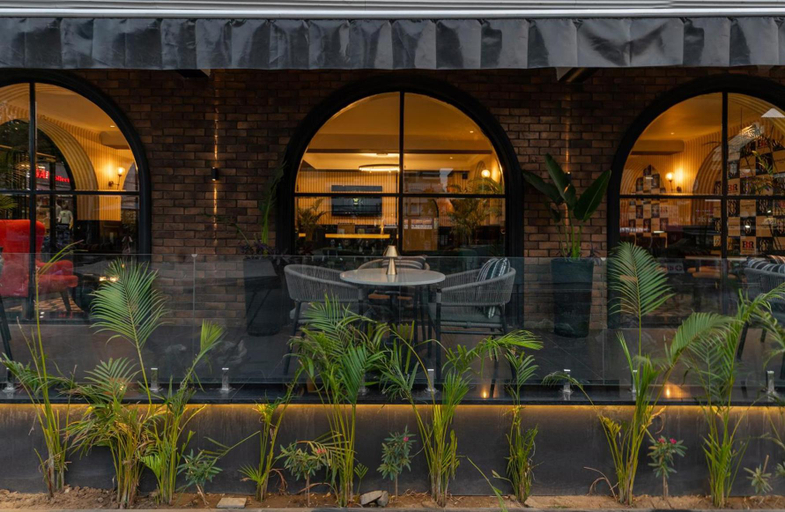 Exterior & Views