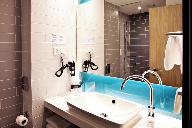 Bathroom 5, Holiday Inn Express FRANKFURT AIRPORT - RAUNHEIM by IHG, Groß-Gerau