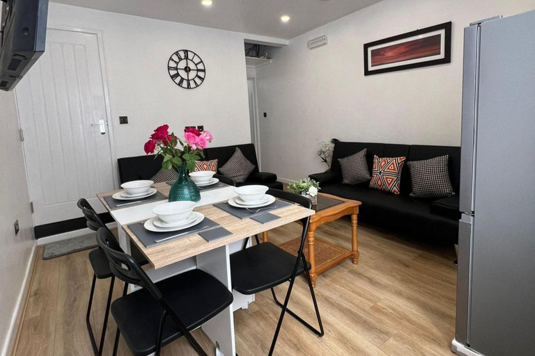 Dining 4, Florence House Sleeps 13 - Free Parking & Garden, Sandwell